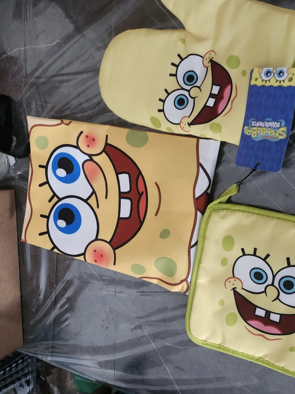Spongebob Squarepants Apron Oven Mitt and Pot Holder Set
